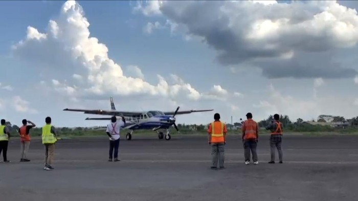 Hujan buatan di langit Jambi.