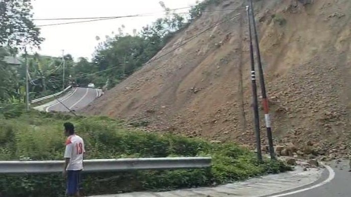 Longsor menutup Jalan Trans Sulawesi di Kabupaten Bone Bolango, Gorontalo.