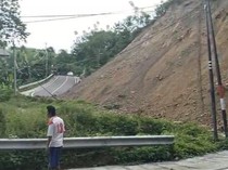 Video: Detik-detik Longsor Tutup Jalan Trans Sulawesi di Bone Bolango
