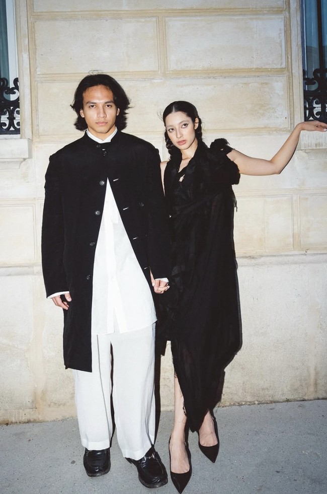 Jefri tak kalah modis. Aktor 26 tahun itu tampil sleek dengan long coat hitam yang dipadukan dengan kemeja serta celana putih. Foto: dok. Instagram @littlemisskhan