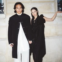 Jefri tak kalah modis. Aktor 26 tahun itu tampil sleek dengan long coat hitam yang dipadukan dengan kemeja serta celana putih. Foto: dok. Instagram @littlemisskhan