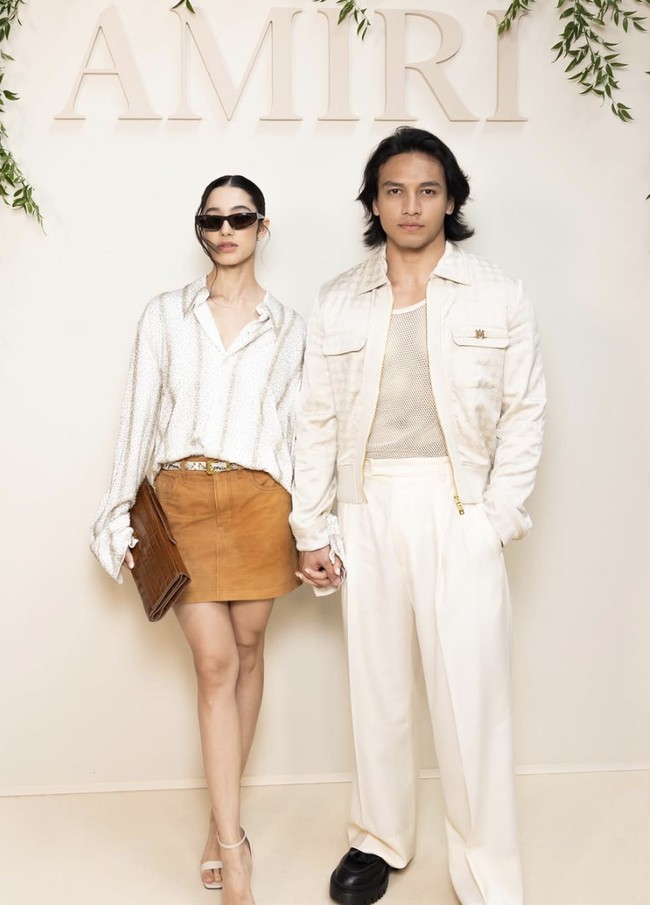 Jefri Nichol dan kekasih barunya, Ameera Khan, makin hari terlihat semakin lengket. Baru-baru ini, pasangan muda ini tampil kompak di Paris Fashion Week, menghadiri sejumlah fashion show dari rumah mode papan atas. Foto: dok. Instagram @littlemisskhan
