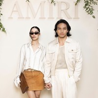 Jefri Nichol dan kekasih barunya, Ameera Khan, makin hari terlihat semakin lengket. Baru-baru ini, pasangan muda ini tampil kompak di Paris Fashion Week, menghadiri sejumlah fashion show dari rumah mode papan atas. Foto: dok. Instagram @littlemisskhan