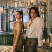 Ameera kembali tampil memesona dalam balutan long dress jaring berwarna coklat. Rambut panjangnya dikuncir kepang, memberi kesan effortless namun elegan. Foto: dok. Instagram @littlemisskhan