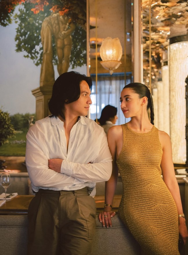 Tak hanya itu, mereka juga menyambangi fashion show Hermes dengan penampilan yang tak kalah mencuri perhatian. Keduanya mengenakan koleksi terbaru Hermes dari edisi Summer 2026, menunjukkan selera fashion yang selaras. Foto: dok. Instagram @littlemisskhan