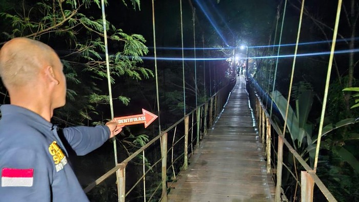 Jembatan tempat Arif (29) nekat melompat ke Sungai Ciwulan Tasikmalaya