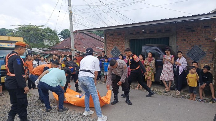 Jenazah warga Empat Lawang saat dievakuasi petugas