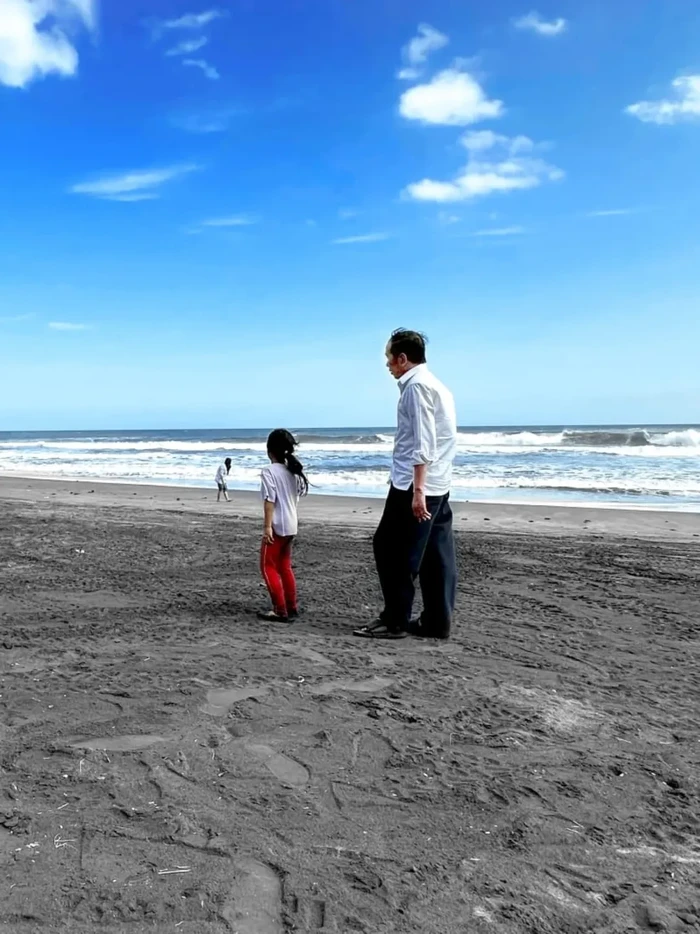 Jokowi bersama ketiga cucunya bermain di pantai Jokowi bersama ketiga cucunya bermain di pantai