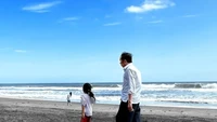 Jokowi menuliskan dalam caption postingannya bahwa dia menghabiskan momen lbiuran sekolah bersama cucu-cucunya dengan bermain ke pantai. Namun dia tak menyebutkan lokasi pantai yang mereka tuju.