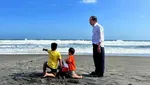 Foto: Momen Liburan Sekolah Jokowi Bersama Cucu-cucunya di Pantai