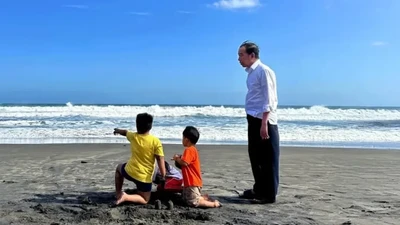 Foto: Momen Liburan Sekolah Jokowi Bersama Cucu-cucunya di Pantai