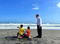 Foto: Momen Liburan Sekolah Jokowi Bersama Cucu-cucunya di Pantai