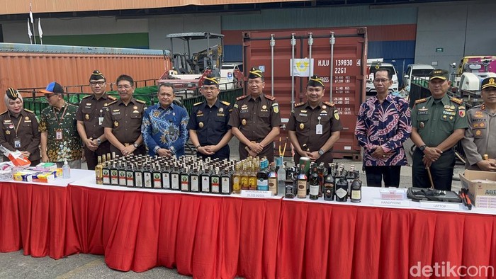 Kajati Jatim, Kajari Tanjung Perak, hingga Kakanwil Bea Cukai Jatim pemusnahan barang bukti yang telah inkracht di Terminal Mirah Pelabuhan Tanjung Peram Surabaya