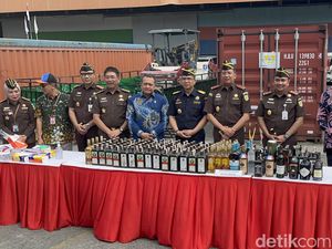 Ribuan Botol Miras Ilegal Dimusnahkan di Pelabuhan Tanjung Perak
