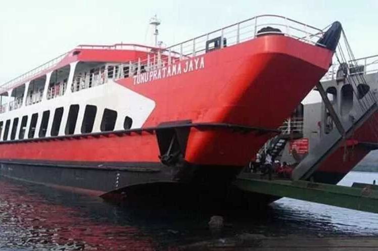 Kapal feri KMP Tunu Pratama Jaya yang membawa 65 orang tenggelam di dekat Pulau Bali, Rabu (2/7/2025). (Dok. DITJEN PERHUBUNGAN LAUT)