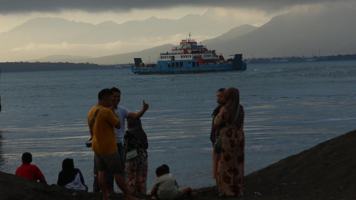 Kapal Tenggelam di Selat Bali, Timsar Kerahkan Segala Upaya Cari Korban Timsar gabungan melakukan pencarian korban tenggelamnya KMP Tunu Pratama Jaya di Selat Bali, Banyuwangi, Jawa Timur, Kamis (3/7/2025). Sejumlah Tim SAR yang terdiri dari Basarnas, TNI, Polri, KSOP hingga nelayan sekitar melakukan pencarian KMP Tunu Pratama Jaya yang tenggelam di Selat Bali sekitar pukul 00.19 WITA setelah berlayar dari Pelabuhan Ketapang menuju Pelabuhan Gilimanuk dengan laporan manifest 53 orang penumpang dan 12 orang kru kapal. ANTARA FOTO/Budi Candra Setya