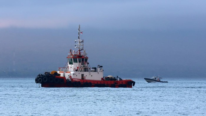 Timsar gabungan melakukan pencarian korban tenggelamnya KMP Tunu Pratama Jaya di Selat Bali, Banyuwangi, Jawa Timur, Kamis (3/7/2025). Sejumlah Tim SAR yang terdiri dari Basarnas, TNI, Polri, KSOP hingga nelayan sekitar melakukan pencarian KMP Tunu Pratama Jaya yang tenggelam di Selat Bali sekitar pukul 00.19 WITA setelah berlayar dari Pelabuhan Ketapang menuju Pelabuhan Gilimanuk dengan laporan manifest 53 orang penumpang dan 12 orang kru kapal. ANTARA FOTO/Budi Candra Setya