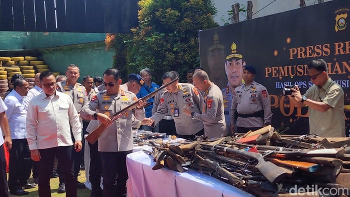 Kapolda Sumsel Irjen Andi Rian R Djajadi memimpin pemusnahan senpira.