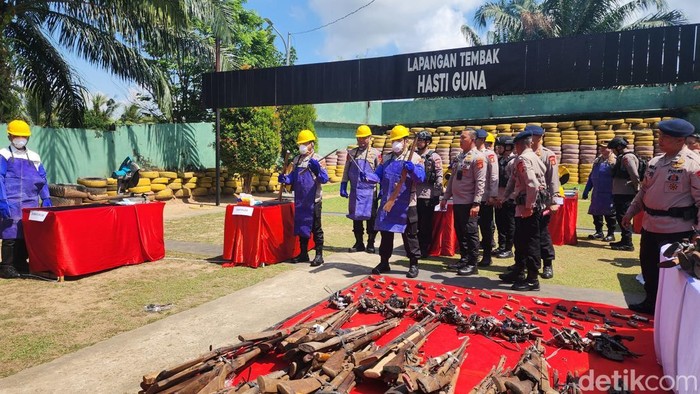 Kapolda Sumsel Irjen Andi Rian R Djajadi memimpin pemusnahan senpira.