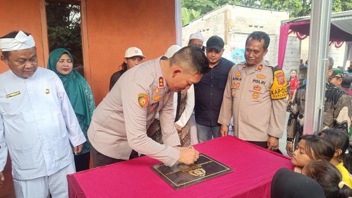 Kapolres Bogor AKBP Rio Wahyu Anggoro menandatangani dimulainya renovasi rumah warga