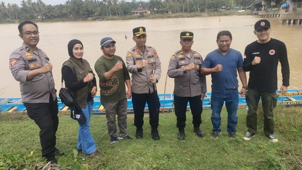 Kapolres Kuansing AKBP Angga F Herlambang melakukan pengecekan letak Pacu Jalur Rayon III di Tepian Rajo, Kamis (3/7/2025).