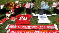 Warga memberikan penghormatan kepada pemain sepak bola Liverpool asal Portugal, Diogo Jota, yang meninggal dunia akibat kecelakaan mobil di dekat Zamora, Spanyol, di luar Stadion Anfield, Liverpool, Inggris, 3 Juli 2025. (REUTERS/Temilade Adelaja) Warga memberikan penghormatan kepada pemain sepak bola Liverpool asal Portugal, Diogo Jota, yang meninggal dunia akibat kecelakaan mobil di dekat Zamora, Spanyol, di luar Stadion Anfield, Liverpool, Inggris, 3 Juli 2025. (REUTERS/Temilade Adelaja)