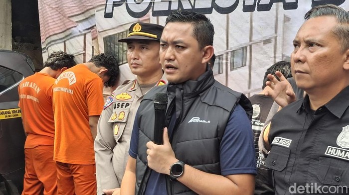 Kasat Reskrim Polresta Bogor Kota Kompol Aji Riznaldi saat jumpa pers kasus pencurian pikap di Bogor