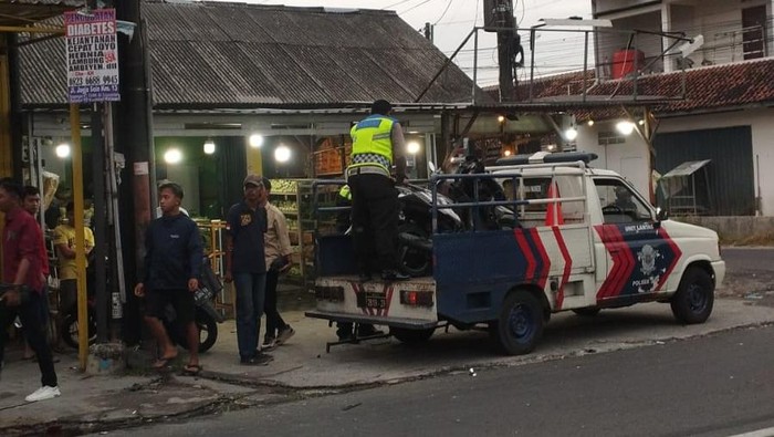 Polisi saat mendatangi lokasi kecelakaan di Jalan Imogiri Timur, tepatnya simpang empat Grojogan, Wirokerten, Banguntapan Bantul, Kamis (3/7/2025).