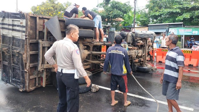 Kecelakaan truk di Pasuruan mengakibatkan kernet meninggal dan sempat terjadi kemacetan.