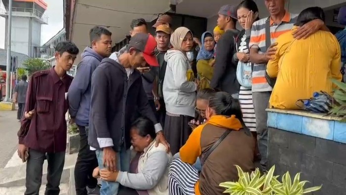 Kedatangan kelurga penumpang KMP Tunu Pratama Jaya yang tenggelam