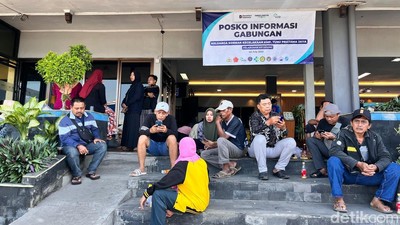 Suasana Posko Kapal Tenggelam di Pelabuhan Ketapang