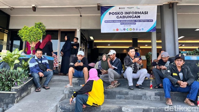 Keluarga Penumpang KMP Tunu Pratama Jaya Datangi Posko SAR di Pelabuhan Ketapang Banyuwangi