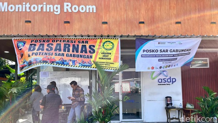 Keluarga Penumpang KMP Tunu Pratama Jaya Datangi Posko SAR di Pelabuhan Ketapang Keluarga Penumpang KMP Tunu Pratama Jaya Datangi Posko SAR di Pelabuhan Ketapang Banyuwangi