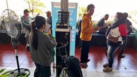 Para keluarga korban terus menunggu perkembangan pencarian korban KMP Tunu Pratama Jaya yang tenggelam di perairan Selat Bali.