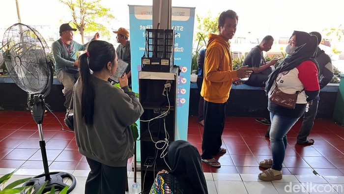 Keluarga Penumpang KMP Tunu Pratama Jaya Datangi Posko SAR di Pelabuhan Ketapang Banyuwangi