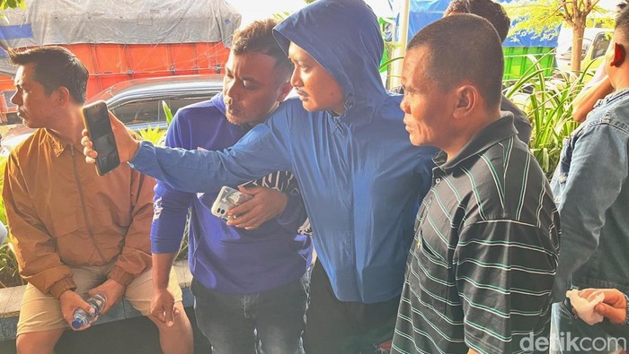 Keluarga saat video call dengan korban selamat KPM Tunu Jaya Pratama di Banyuwangi