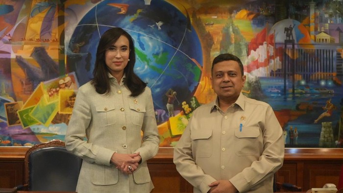 Kepala BPJPH Ahmad Haikal Hasan dengan Menteri Pariwisata Widiyanti Putri Wardhana