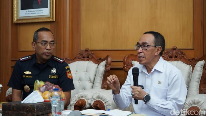 Kepala KPPBC Bogor, Budi Harjayo (kiri) dan Sekda Kabupaten Sukabumi H. Ade Suryaman