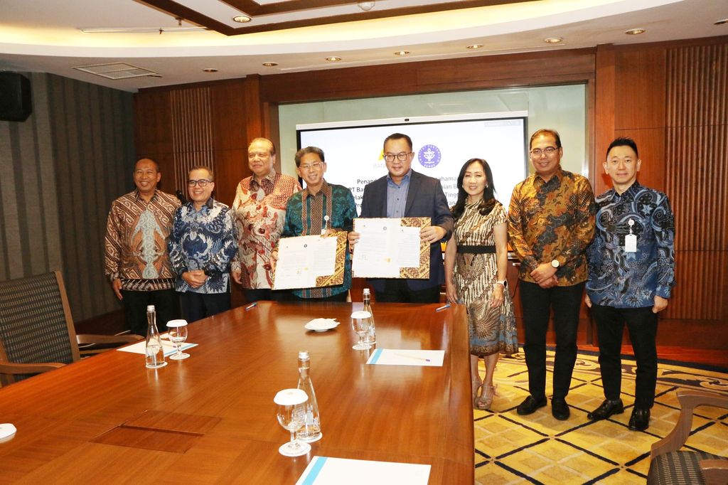 (dari kiri - kanan) Direktur Utama PT Trans Digital Media, Abdul Aziz, Wakil Rektor IPB Bidang Konektivitas Global, Kerjasama dan Alumni, Prof. Dr. Ir. Iskandar Zulkarnaen Siregar, M.For.Sc. bersama Komisaris Utama Bank Mega Chairul Tanjung, Direktur Utama Bank Mega Kostaman Thayib, Rektor Institut Pertanian Bogor, Prof. Dr. Arif Satria, S.P., M.Si, Wakil Direktur Utama Bank Mega Indivara Erni, dan Wakil Rektor IPB Bidang Resiliensi Sumberdaya dan Infrastruktur, Dr. Alim Setiawan Slamet, S.TP, M.Si, serta Direktur Bank Mega Heriwan Gazali dalam sesi seremoni penandatanganan kerja sama strategis antara Bank Mega dan IPB di Menara Bank Mega, Kamis (3/7).
