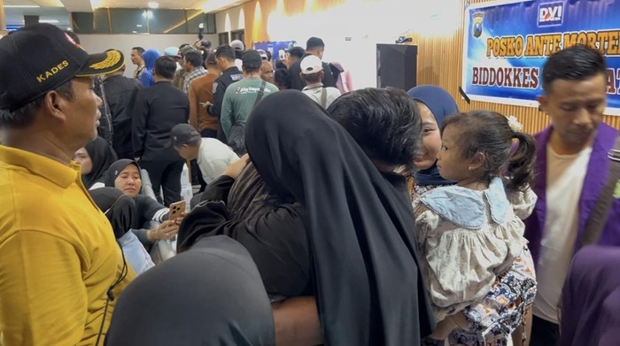 Susana haru saat penumpang selamat KMP Tunu Pratama Jaya yang tenggelam di Selat Bali diserahkan ke keluarga