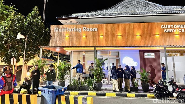 Sejumlah keluarga penumpa KMP Tunu Pratama Jaya mendatangi Pelabuhan ASDP Metapang Banyuwangi
