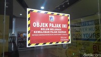 Di Golds Gym cabang Kalibata City, Jakarta Selatan, detikcom juga menemukan stiker yang bertuliskan Objek pajak ini belum melunasi kewajiban pajak daerah. (Foto: DetikHealth/Averus Al Kautsar)