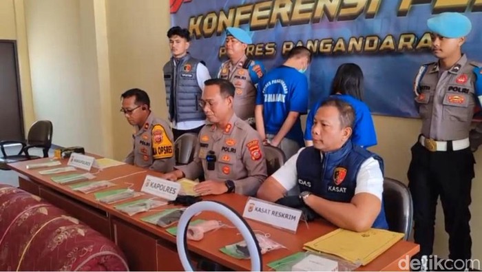 Konferensi pers terbongkarnya pasutri live streaming seks di Pangandaran.
