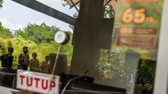 Konflik Memanas, Kebun Binatang Bandung Tutup Sementara Petugas berjaga di depan loket pembelian tiket yang ditutup di Kebun Binatang Bandung, Jawa Barat, Kamis (3/7/2025). Akibat adanya dualisme kepengelolaan, manajemen Bandung Zoo menutup operasional kebun binatang untuk sementara hingga waktu yang belum ditentukan. ANTARA FOTO/Raisan Al Farisi