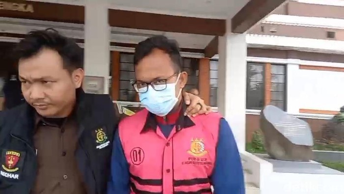 Sekdes Cipaku Majalengka dijebloskan ke penjara oleh Kejari Majalengkla. Dia diduga menggunakan dana desa untuk judi online.