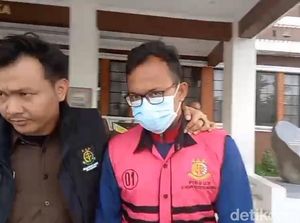 Sekdes Cipaku Dieksekusi ke Bui Usai Tilap Duit Desa untuk Judol