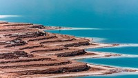 Permukaan laut mati mengalami penurunan tajam usai Israel dan Yordania mengalihkan sebagian besar aliran Sungai Yordan dan meningkatkan penggunaan air untuk tujuan komersial mulai 1960-an. Turun sekitar 30 meter menurut pengukuran pada pertengahan 2010. Foto: Getty Images/1001slide