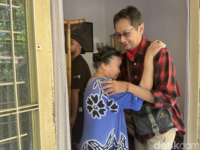 Tangis Eyang Sutaryo saat mengosongkan rumahnya karena direlokasi PT KAI di Tegal Lempuyangan, Bausasran, Danurejan, Kota Jogja, Kamis (3/7/2025).