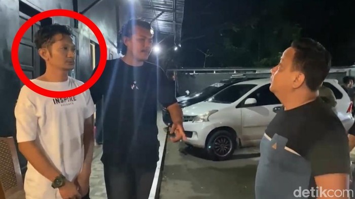 Pria berinisial DE (25) di Makassar, Sulawesi Selatan (Sulsel), ditangkap terkait kasus penipuan paket modus segitiga.