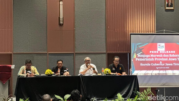 MAKI Jatim saat menggelar konferensi pers di Surabaya terkait korupsi dana hibah Pemprov Jatim.